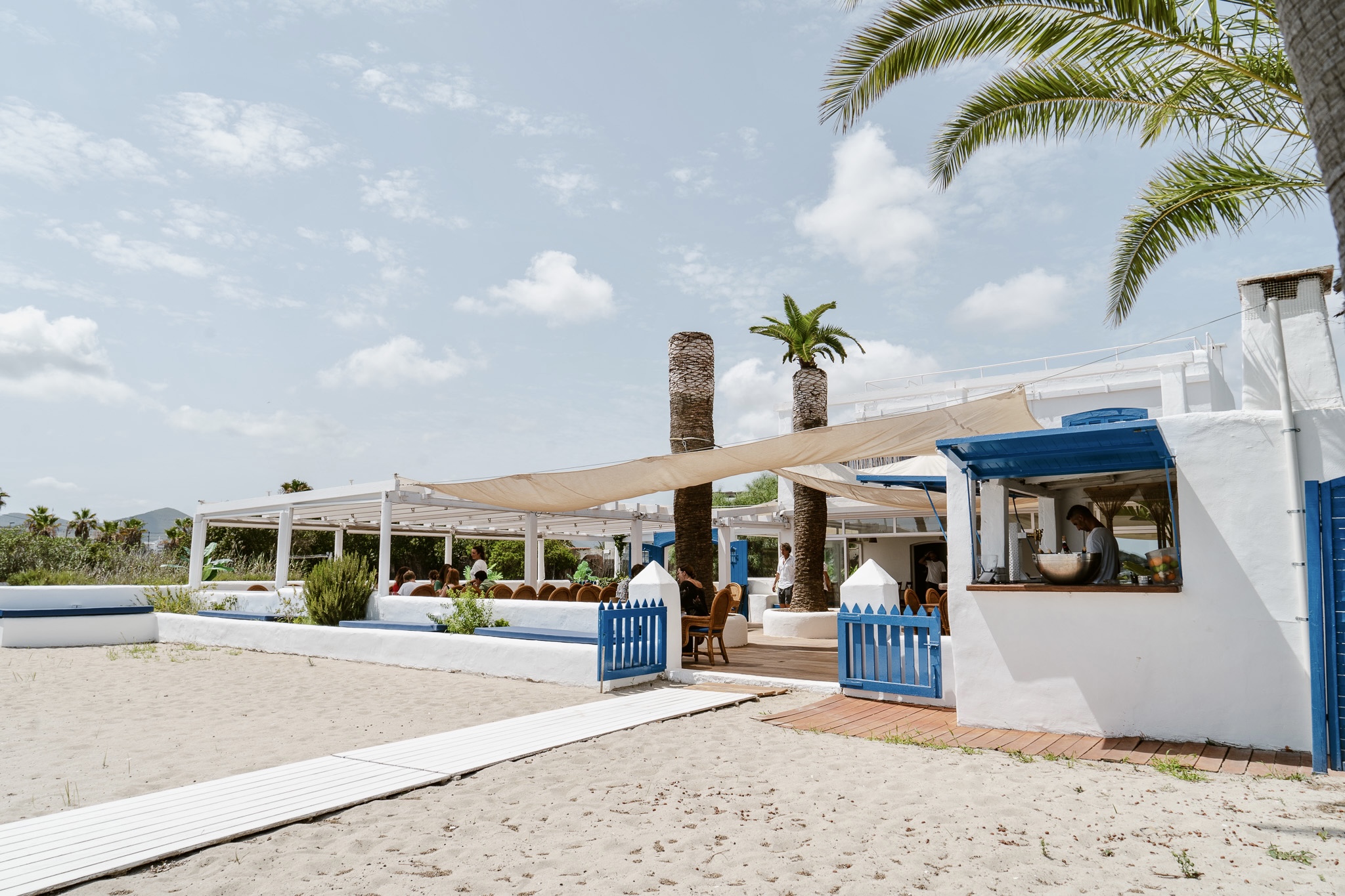 Terraza de BES Talamanca frente al mar